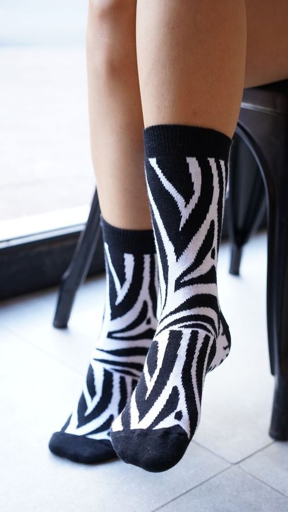 La imagen tiene un atributo ALT vacío; su nombre de archivo es media-deportiva-soquete-invisible-urbana-outfit-antideslizante-loocks-empresarial-24-563x1002.jpg